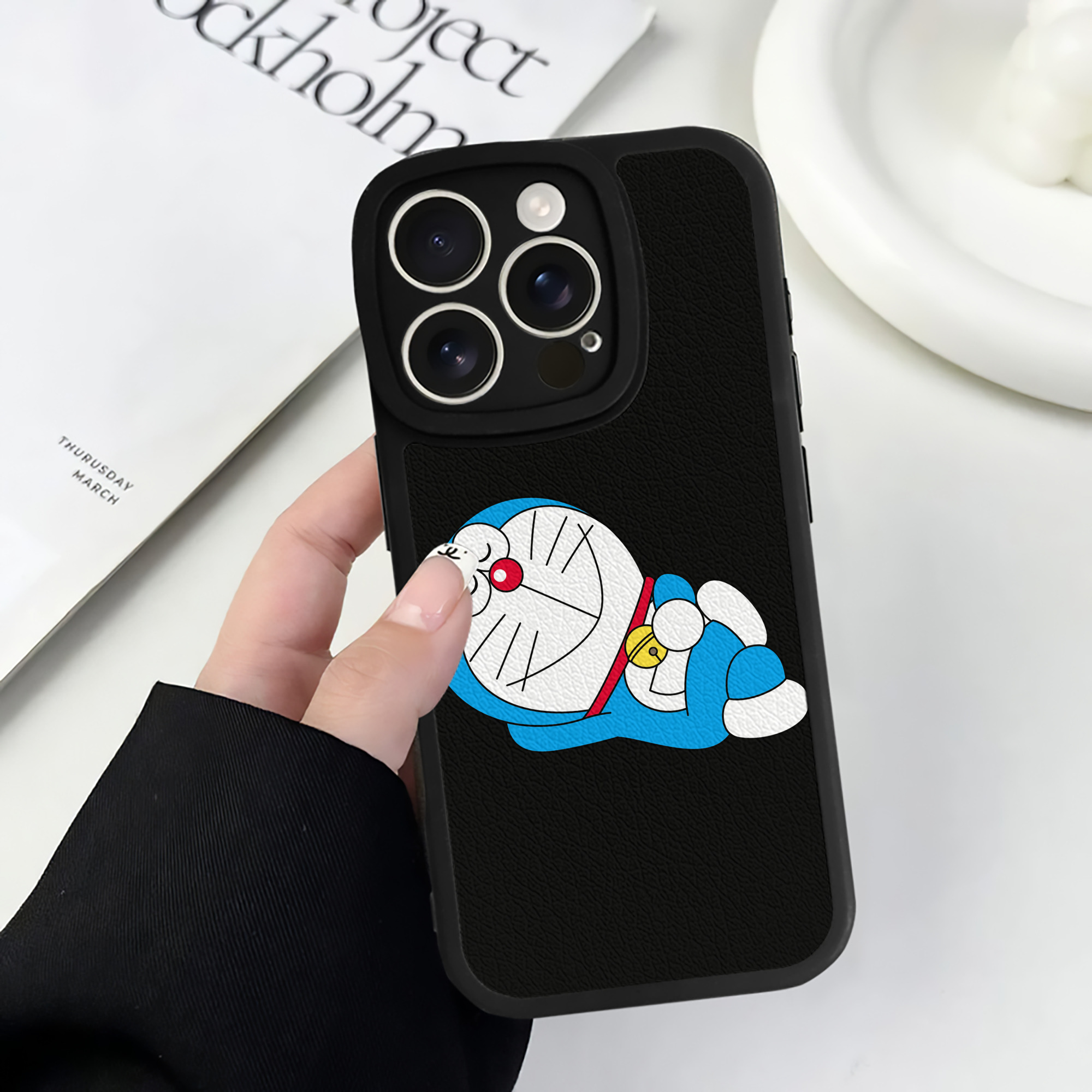 （画像用） ドラえもん Doraemon 【iPhone 16シリーズ対応】シリコンスマホケース（レザー調） 材質：シリコン